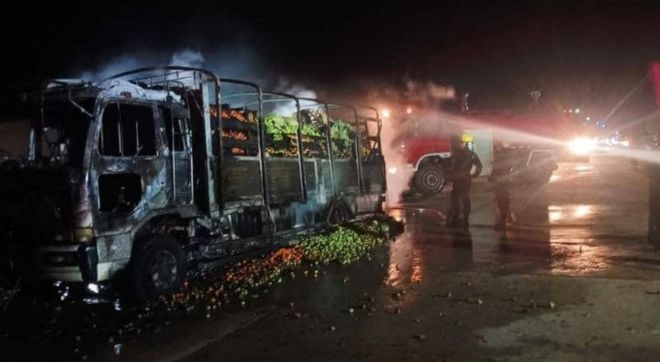 缅甸这座桥被炸后客车、小车只能绕行村庄小道行驶(图6)