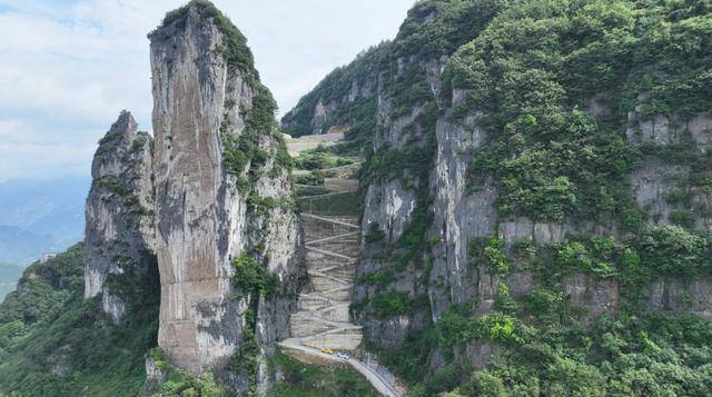 驭弯不止赛道新508L征服中国最惊险Z型拉链公路(图1)