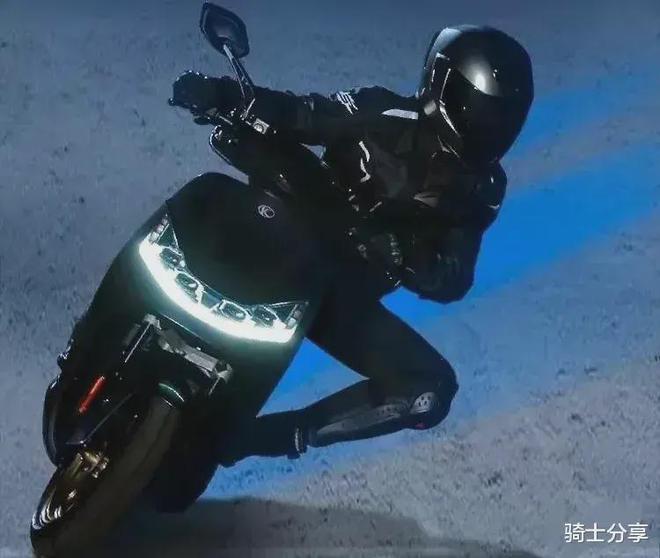 KRV150还未上场光阳又有新款平踏板了地板够大还有后气囊减震(图9)