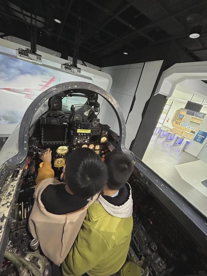 开飞机、高铁乘模拟军舰上宇宙飞船……4个地方让娃娃体验上天下海(图20)