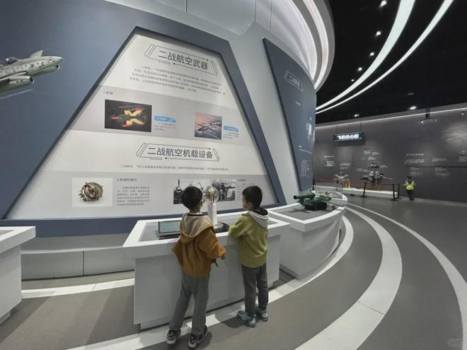 开飞机、高铁乘模拟军舰上宇宙飞船……4个地方让娃娃体验上天下海(图19)