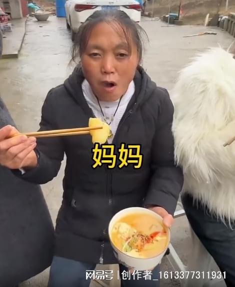 男子晒10个娃吃饭场面老大到老九全是女娃最小的儿子是刹车片(图2)