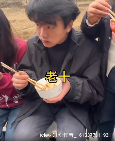 男子晒10个娃吃饭场面老大到老九全是女娃最小的儿子是刹车片(图4)