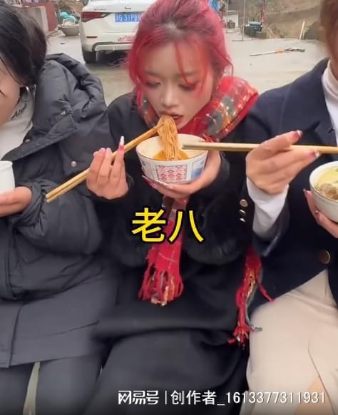 男子晒10个娃吃饭场面老大到老九全是女娃最小的儿子是刹车片(图3)