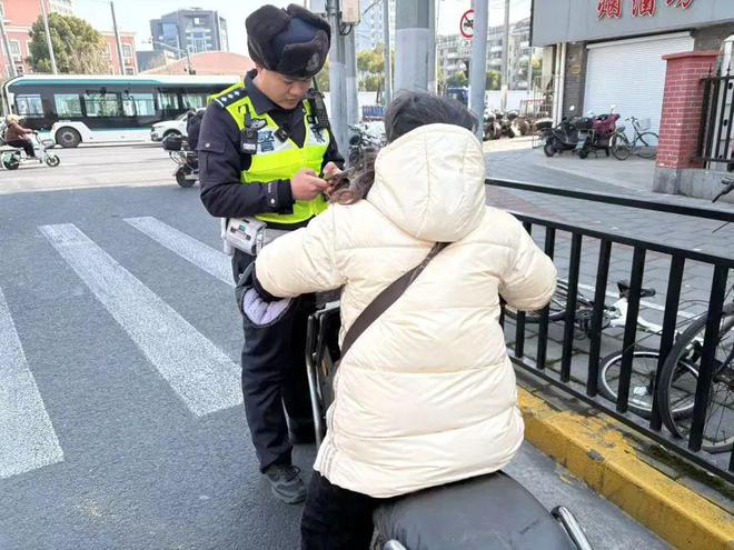 上海正在严查！30分钟4人被警察拦下一旦出事故死亡率非常高别再这样做→(图2)