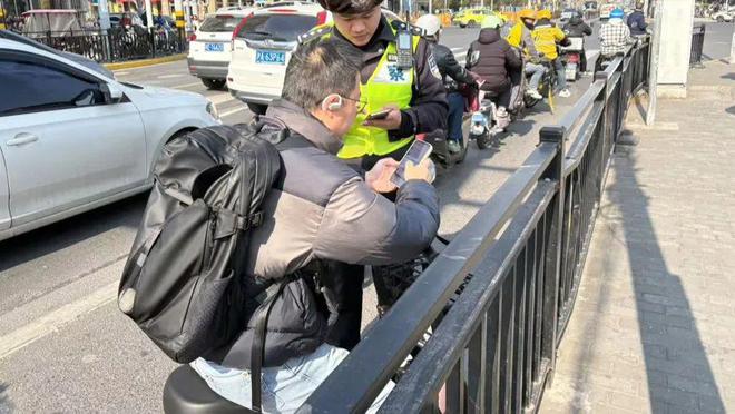 上海正在严查！30分钟4人被警察拦下一旦出事故死亡率非常高别再这样做→(图1)
