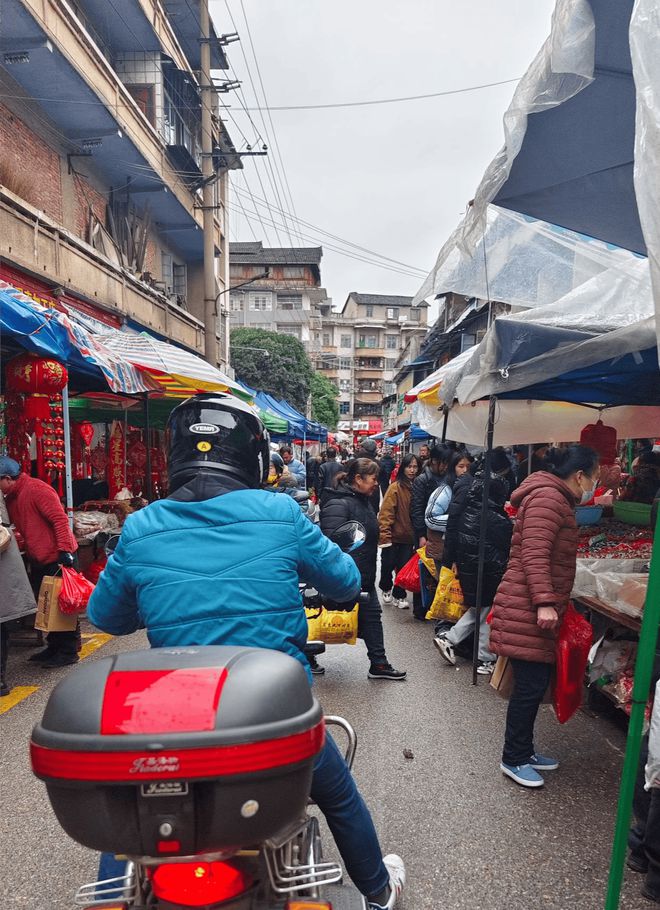 春节办年货时的情景充满了热闹和喜庆的氛围(图2)