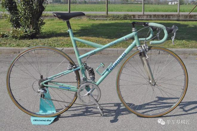 一战中的Bianchi（比安奇）“战车”：能折叠有避震实心胎全天候(图2)