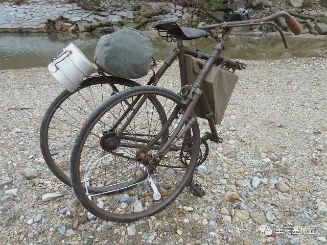 一战中的Bianchi（比安奇）“战车”：能折叠有避震实心胎全天候(图7)