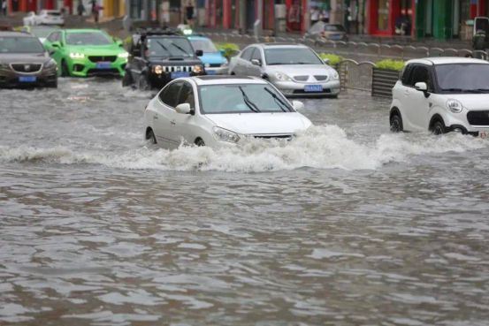 遇到积水路段如何安全通过？涉水深度判断与应急处理方法全面解析(图1)