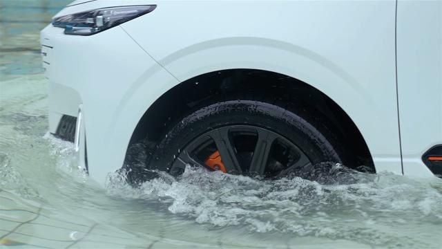 遇到积水路段如何安全通过？涉水深度判断与应急处理方法全面解析(图3)
