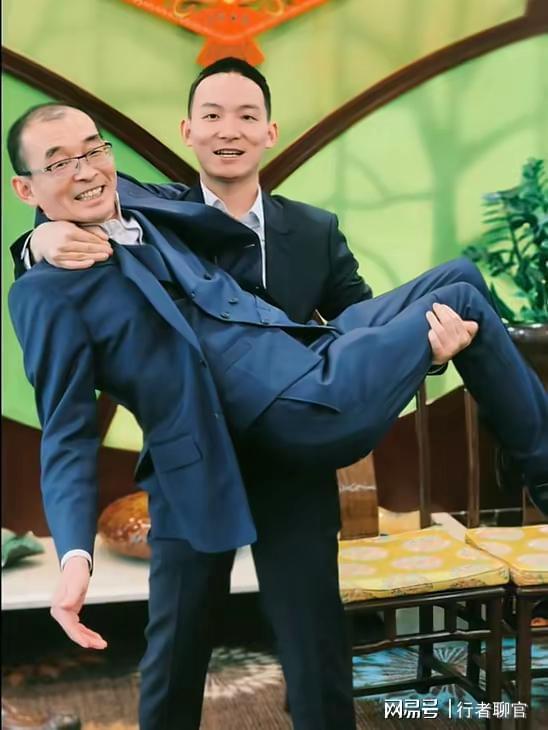 反转来了!邻居坚称谢岳已再婚奔驰销售也发声谢岳太聪明了