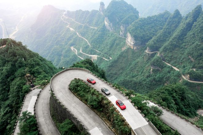 山路驾驶的黄金法则:发动机制动与转向灯使用的全面注意事项