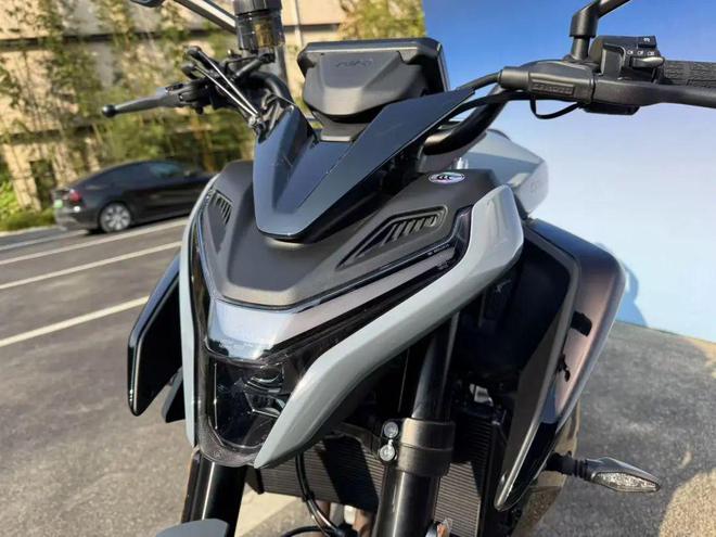三缸运动街车春风675NK发售35000元