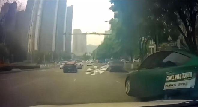 重庆特斯拉连撞五车事件后续：损失或超百万。(图4)