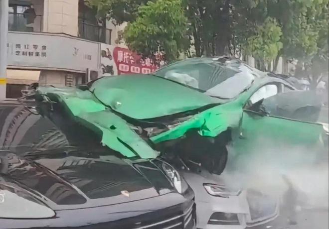 重庆特斯拉连撞五车事件后续：损失或超百万。(图8)