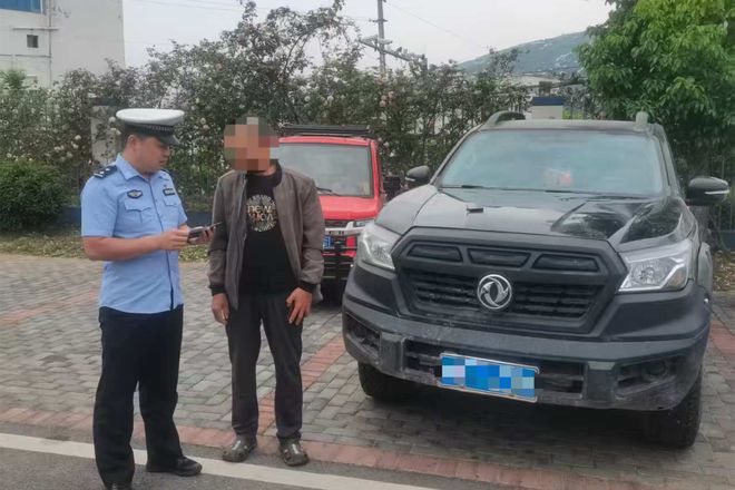 网友举报雅安一辆皮卡车违法载人交警：罚！(图2)