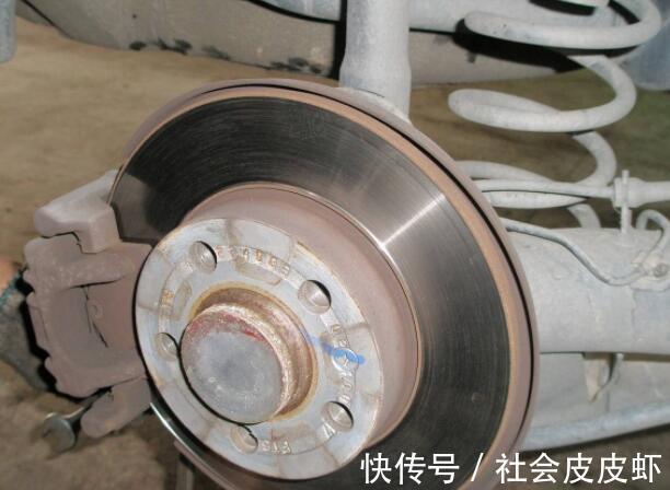 刹车片多久换一次？维修师傅：记住这个数字不超过就行(图2)