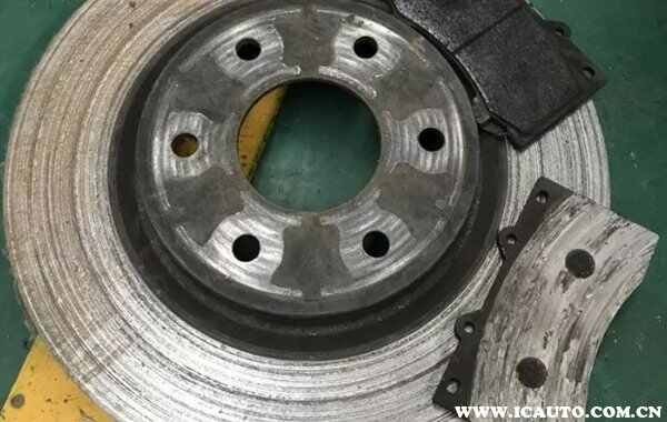 车子跑起来发出刺耳的金属声刹车片异响金属摩擦声怎么办(图3)