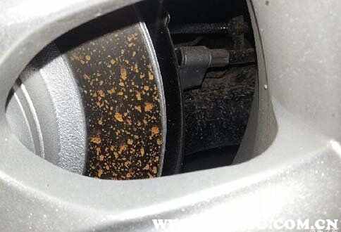 汽车踩刹车有吱吱的响声踩刹车有异响滋滋声怎么解决(图1)