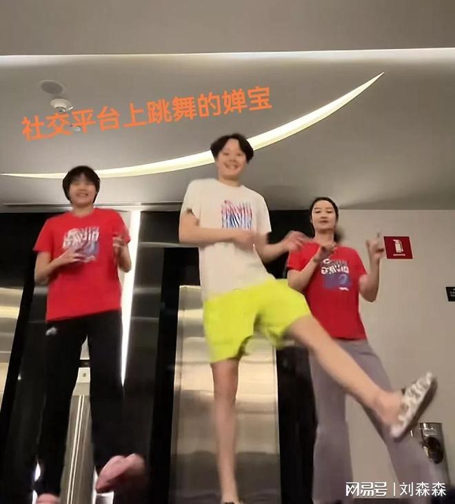 婵宝是被跳水耽误的舞蹈家随地大小跳难怪陈练说婵宝是人来疯(图1)