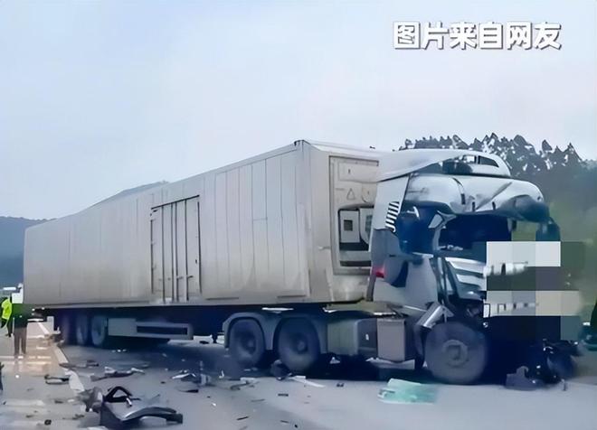太惨！3人自驾回乡在应急车道被撞死都是20来岁现场照片流出(图9)