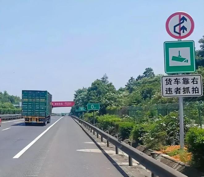 太惨！3人自驾回乡在应急车道被撞死都是20来岁现场照片流出(图11)