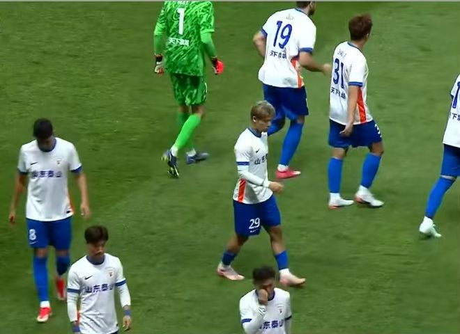 2-3！泰山一换人就丢球不赖马宁崔康熙换蓬荜生辉是个错误(图4)