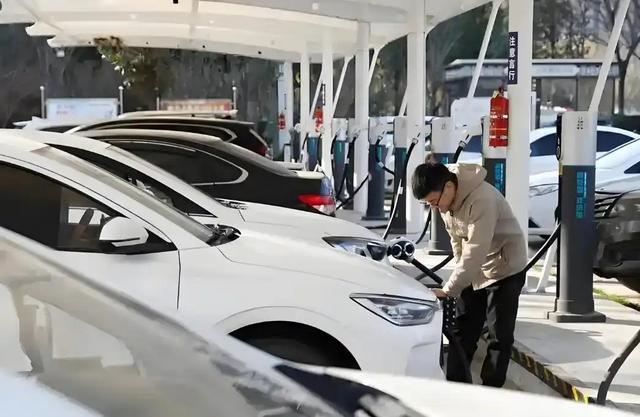 十一长途出行遇趴窝？新能源车、燃油车应急方式大不同(图4)