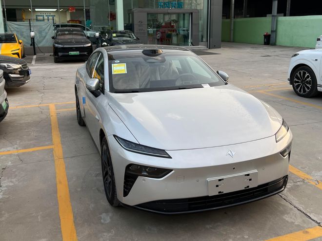 东风奕派eπ007+到店增新配色+激光雷达配544马力+FSD悬架(图1)