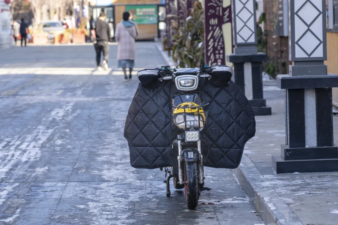 别再用电动车“挡风被”了！这些隐患要注意→(图1)