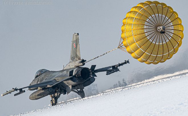 美国B-52核轰炸机“空中开伞”为啥会学中国战机用减速伞减速(图3)