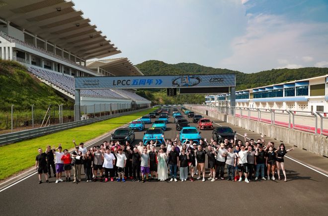 七年九冠获新华社点赞！下一个七年领克驶入更宽的“赛道”(图13)