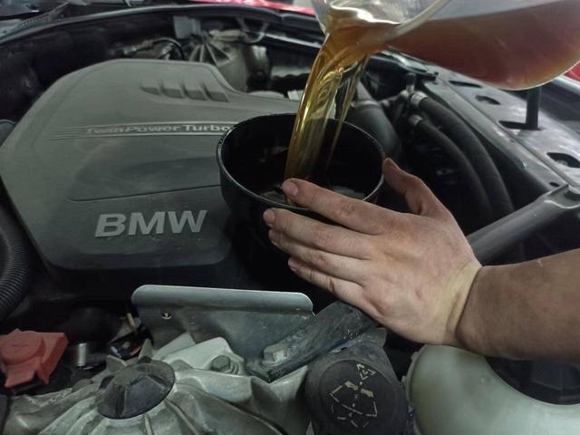 养一辆宝马5系一年要花多少钱？月薪1万养得起吗？(图2)