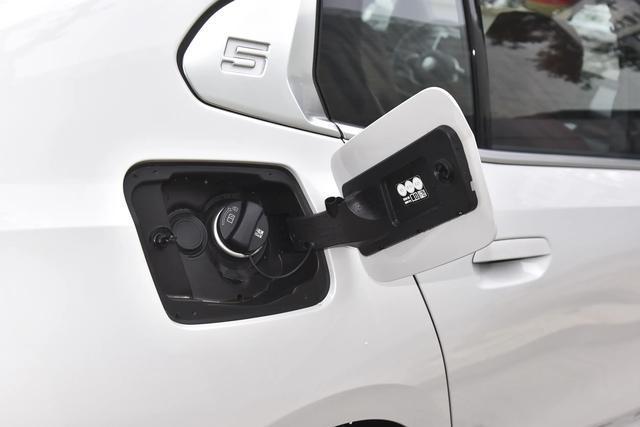 养一辆宝马5系一年要花多少钱？月薪1万养得起吗？(图5)