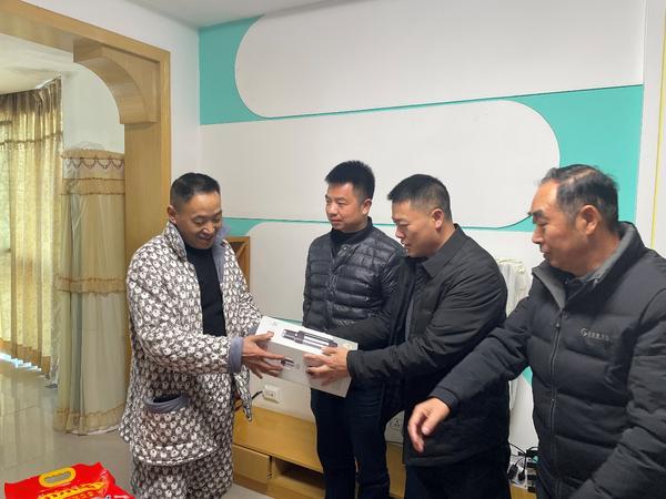 贵州一货车司机突发疾病“卡友互助”雪中送炭(图2)