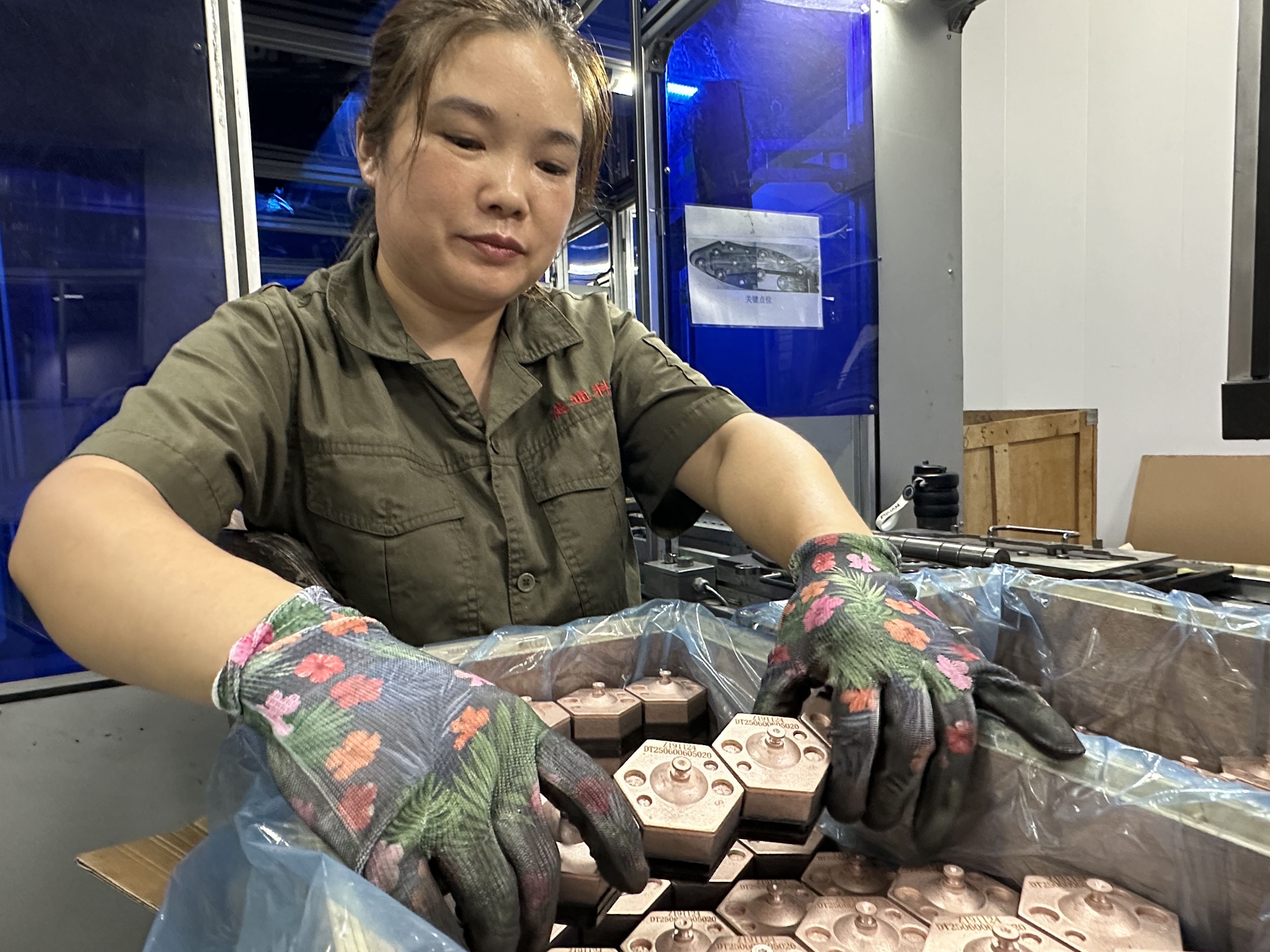 产业链上的山东好品牌｜高铁“刹车片”里的“山东匠心”：菏泽德通新材料用科创点亮“中国速度”(图2)