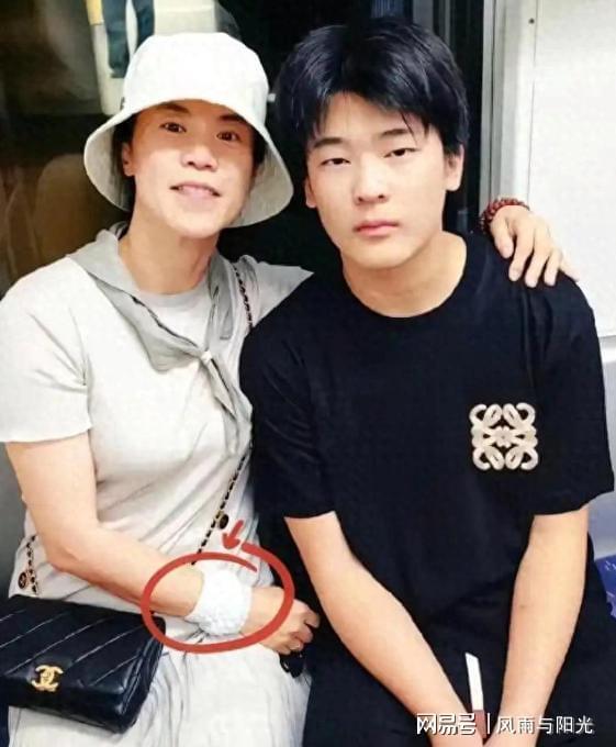 王楠没想到她偏心养大、不让打乒乓球的儿子如今成全家的骄傲(图1)