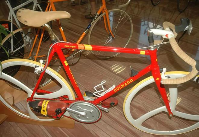 当意大利双星交汇:梅花和法拉利在1986年就搞出了这么个齿轮变速牙盘的公路车(图14)