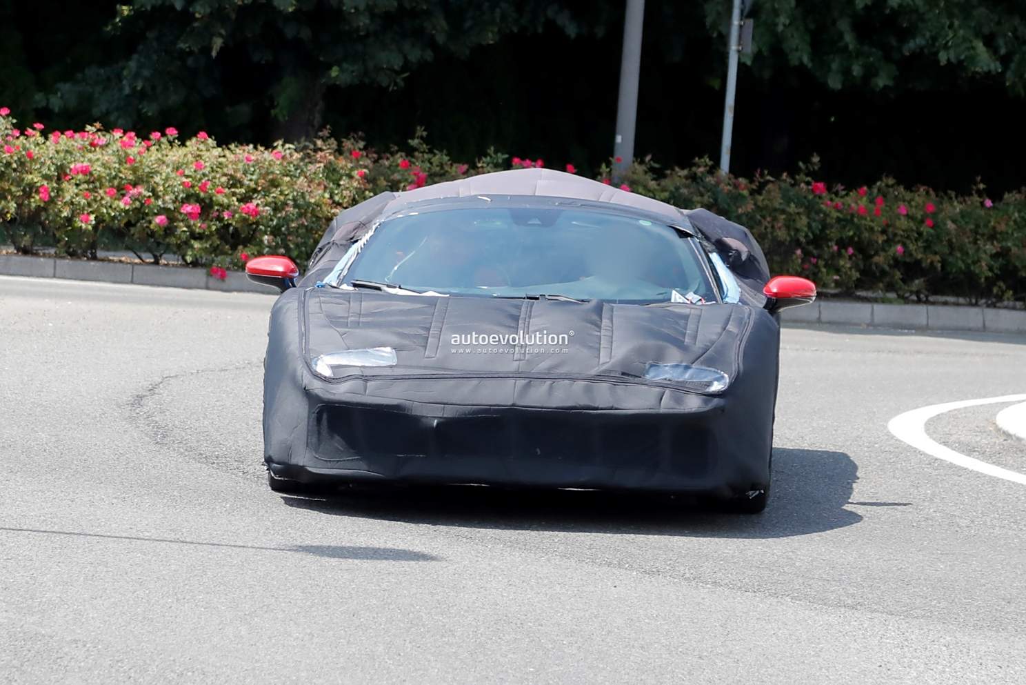 保留V8发动机法拉利SF90继任车型曝光(图1)