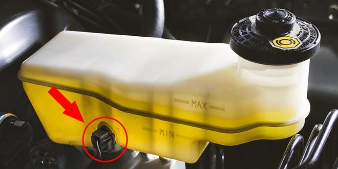 刹车片磨薄了为何刹车踏板的位置却不会下降？(图6)