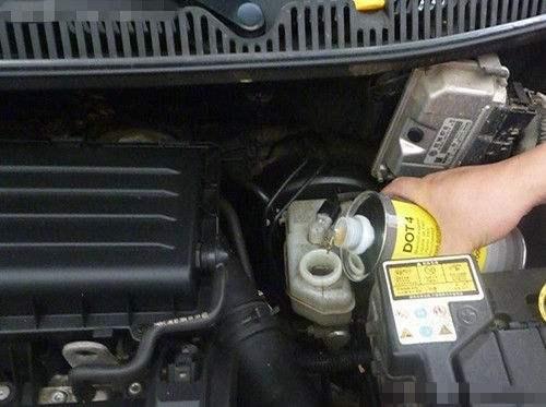 汽车刹车片需要多久更换一次？4S店建议3万公里老司机：别傻了(图3)