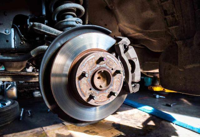 汽车刹车片需要多久更换一次？4S店建议3万公里老司机：别傻了(图2)