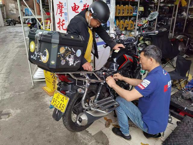 张雪身后的摩帮江湖(图3)